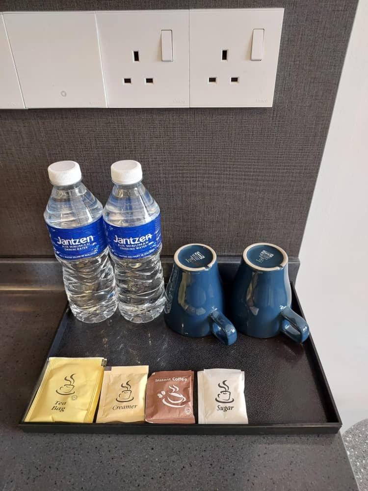 Ferienwohnung Millerz Square By Mykey Kuala Lumpur Exterior foto Bottled water in a hotel room