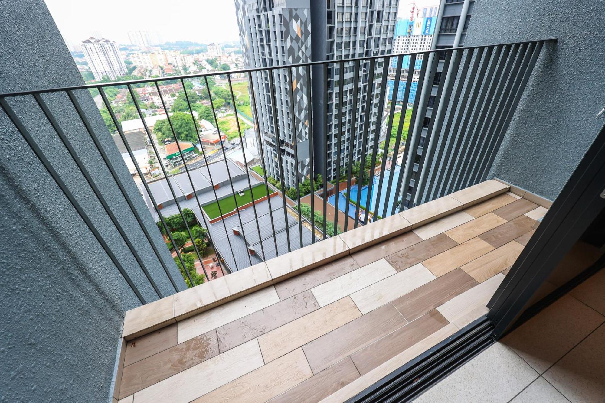 Ferienwohnung Millerz Square By Mykey Kuala Lumpur Exterior foto A balcony in a condominium