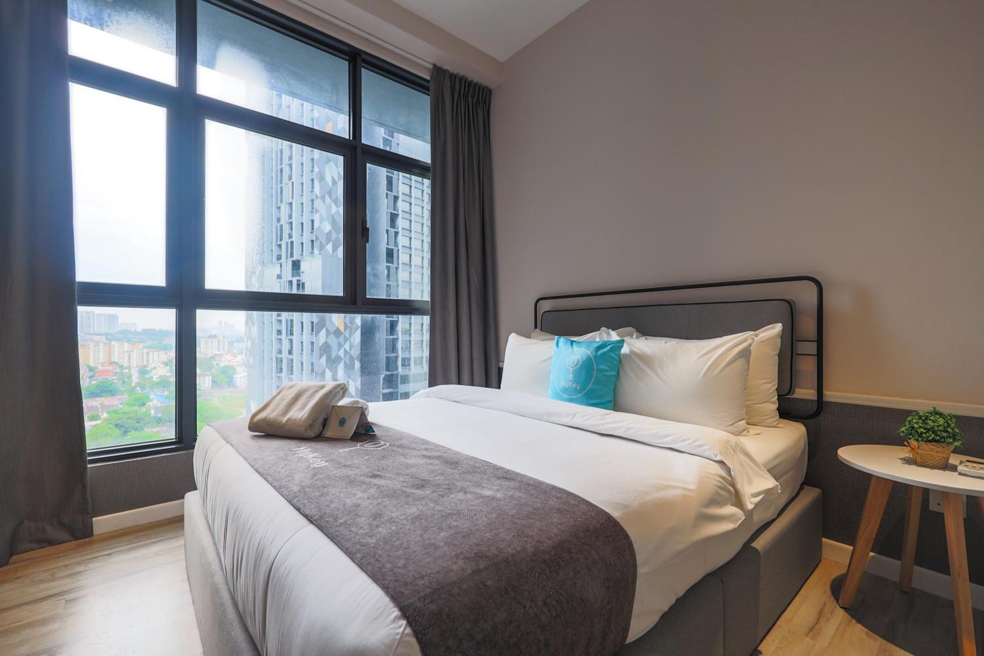 Ferienwohnung Millerz Square By Mykey Kuala Lumpur Exterior foto A bedroom at a serviced apartment in Kuala Lumpur, Malaysia.