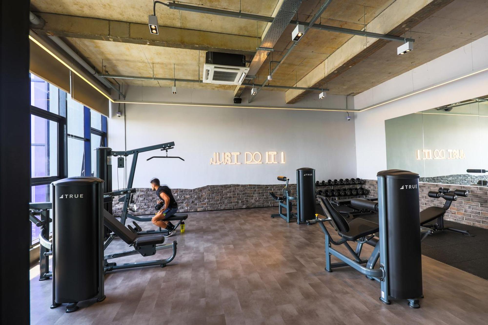 Ferienwohnung Millerz Square By Mykey Kuala Lumpur Exterior foto The gym at the University of Roehampton