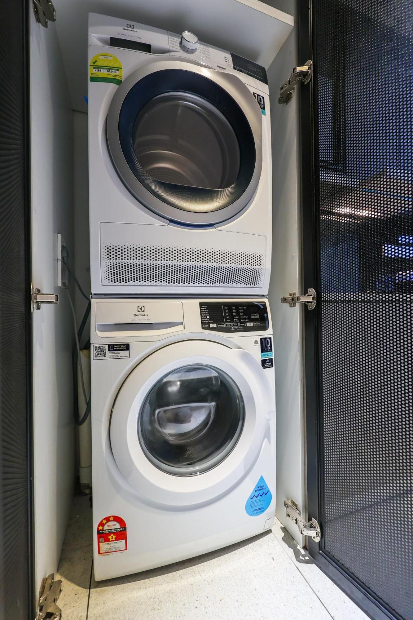 Ferienwohnung Millerz Square By Mykey Kuala Lumpur Exterior foto A clothes dryer (top) and a washing machine (bottom)