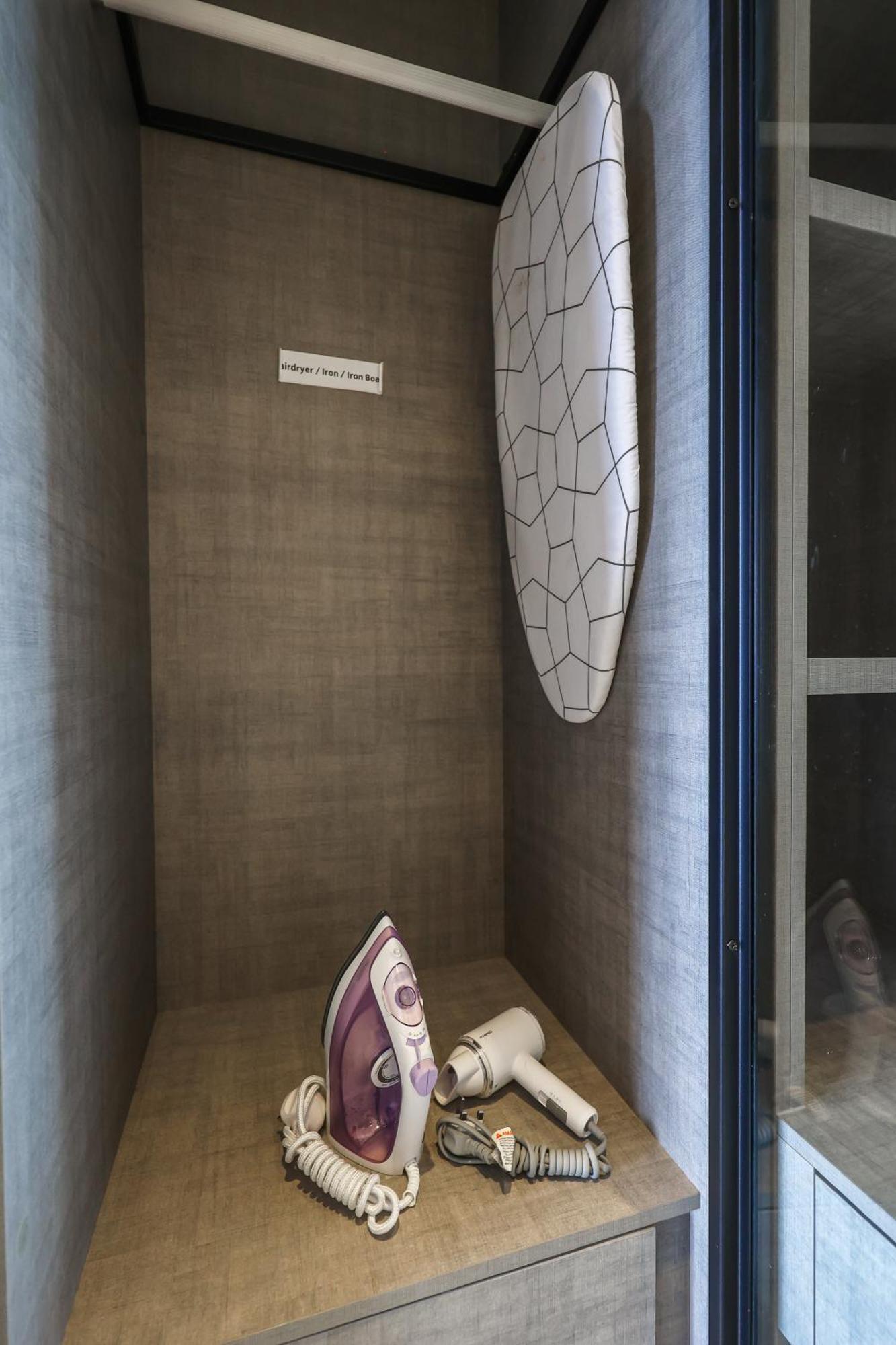 Ferienwohnung Millerz Square By Mykey Kuala Lumpur Exterior foto A surfboard in a hotel room