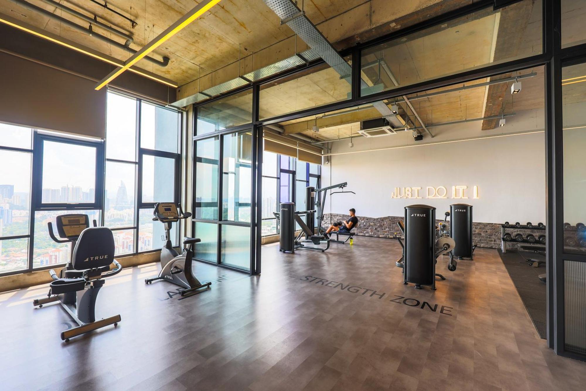 Ferienwohnung Millerz Square By Mykey Kuala Lumpur Exterior foto The gym at the 100th floor