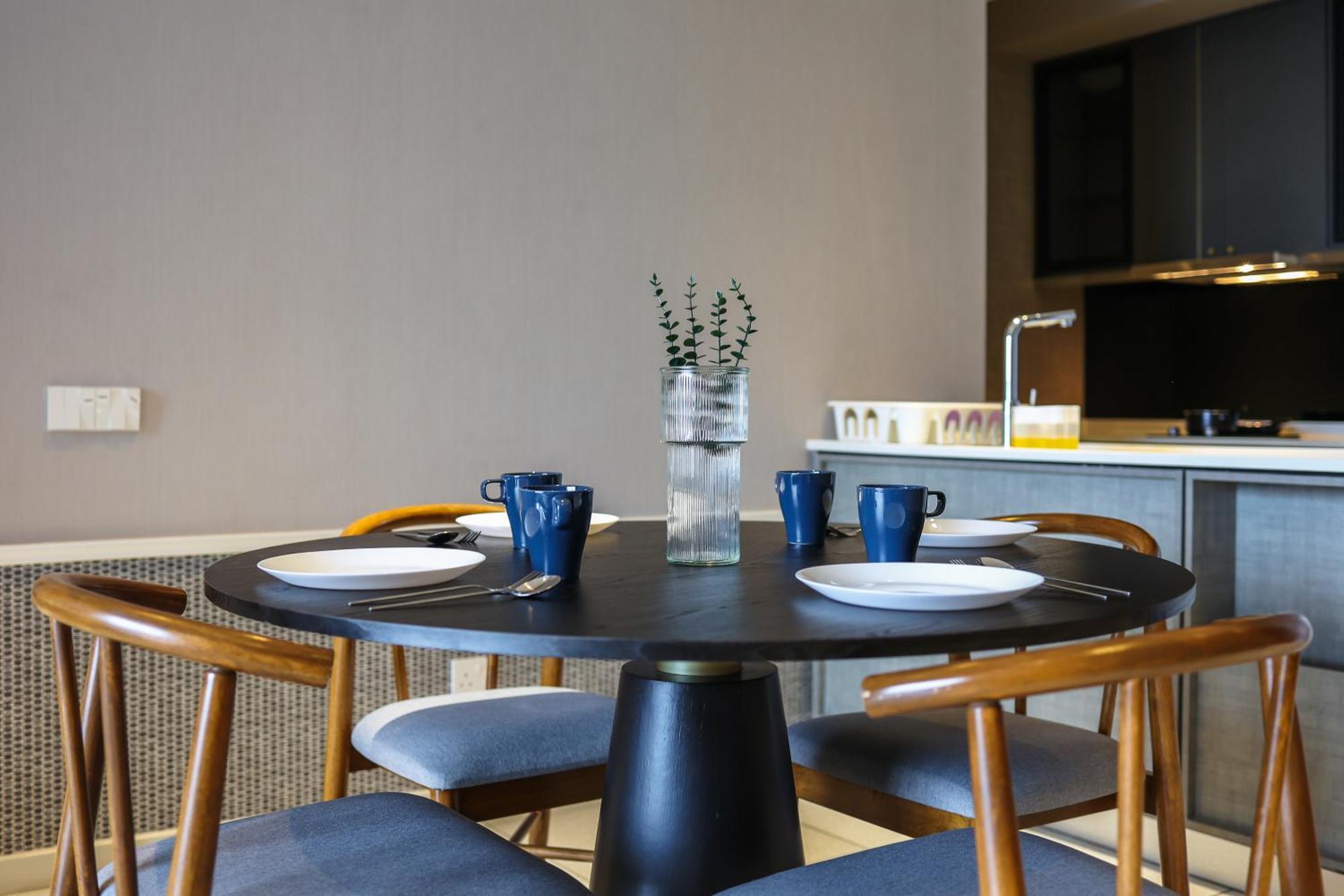 Ferienwohnung Millerz Square By Mykey Kuala Lumpur Exterior foto A dining table with four chairs