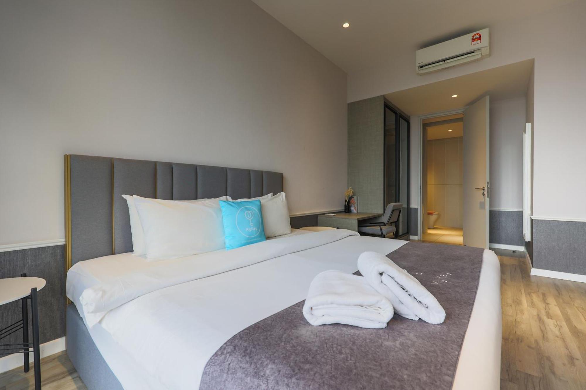 Ferienwohnung Millerz Square By Mykey Kuala Lumpur Exterior foto A bedroom in a serviced apartment in Kuala Lumpur, Malaysia.