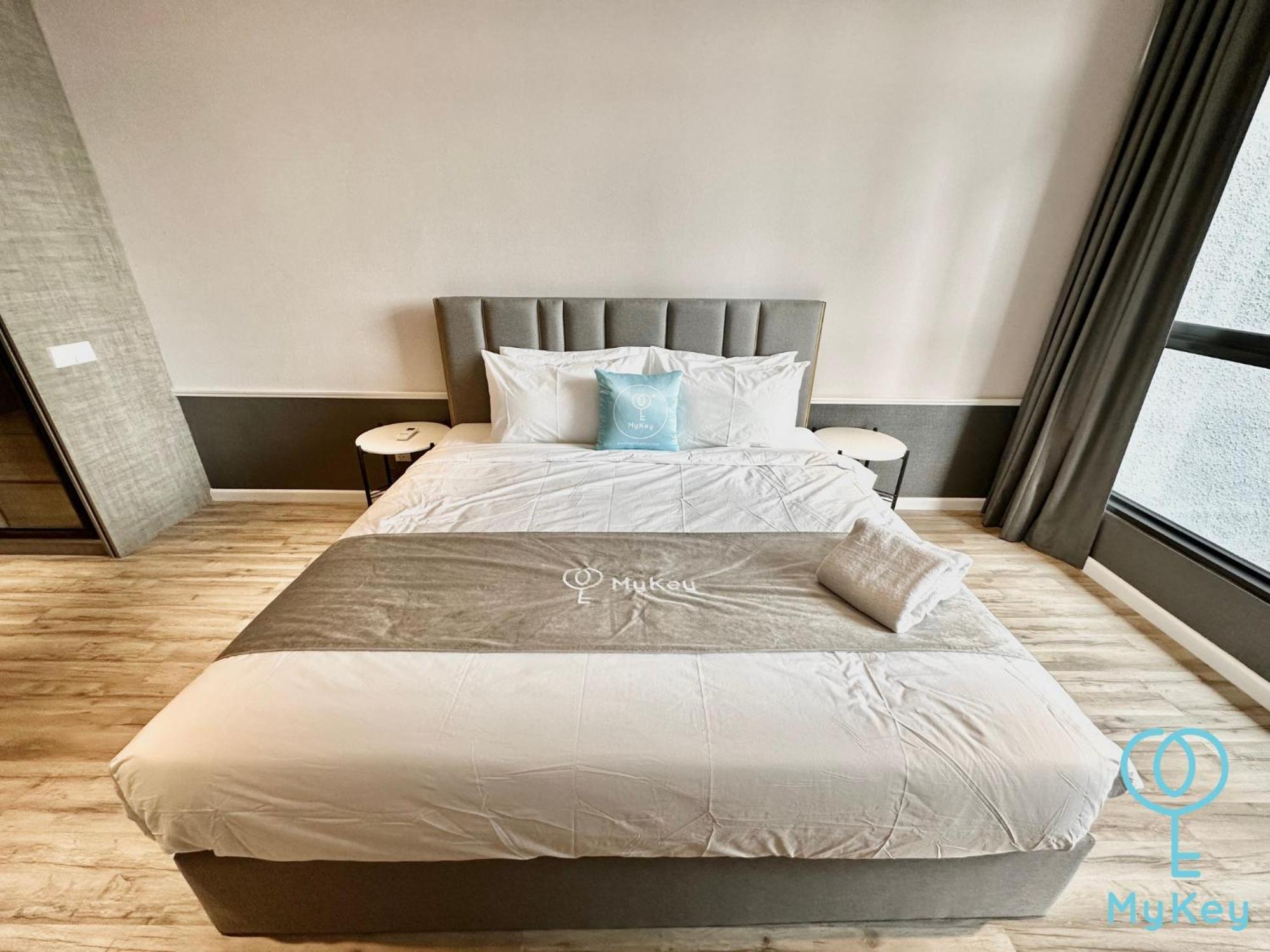 Ferienwohnung Millerz Square By Mykey Kuala Lumpur Exterior foto A bedroom in a serviced apartment in Hong Kong